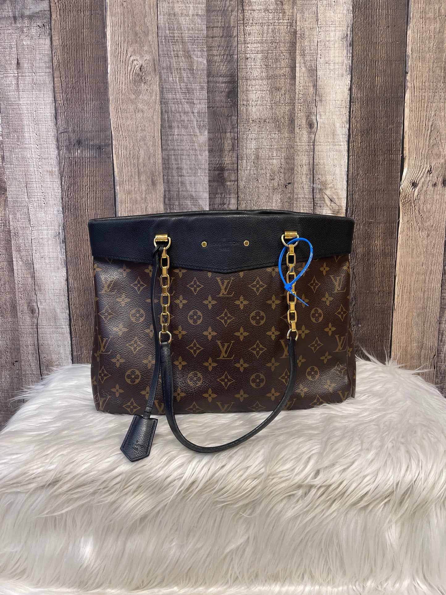 HandBag Luxury Designer By Louis Vuitton Size: Medium