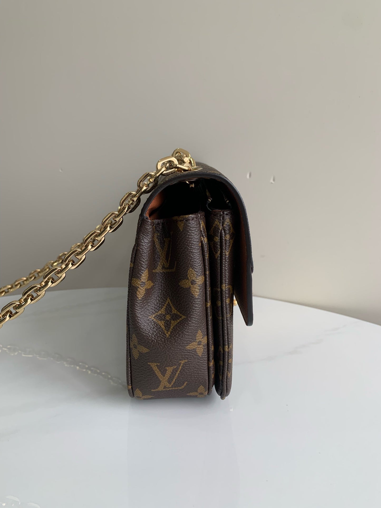 LOUIS VUITTONShoulder Bag