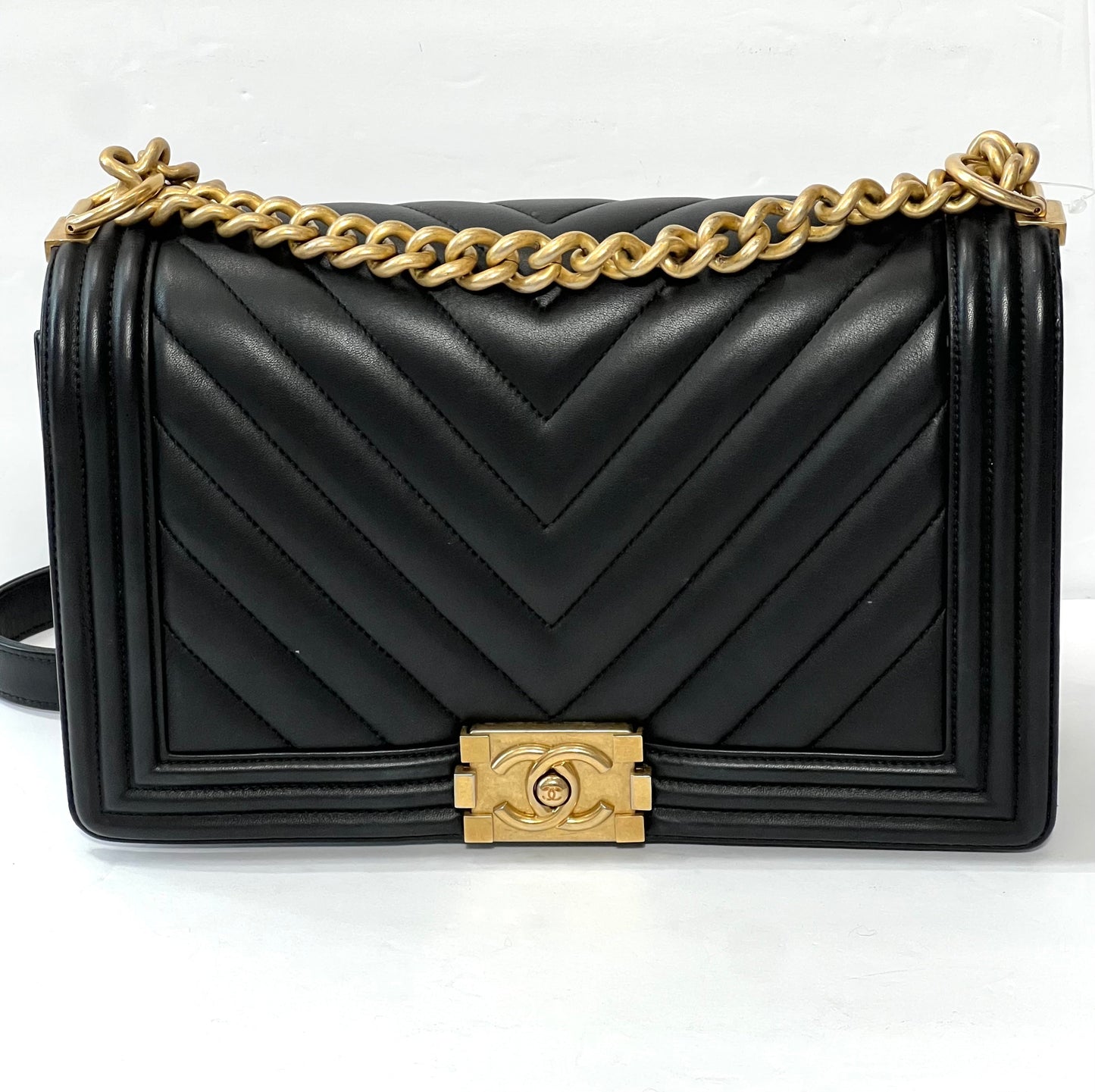 CHANEL CHEVRON QUILTED CALFSKIN NEW MEDIUM BOY FLAP BAG