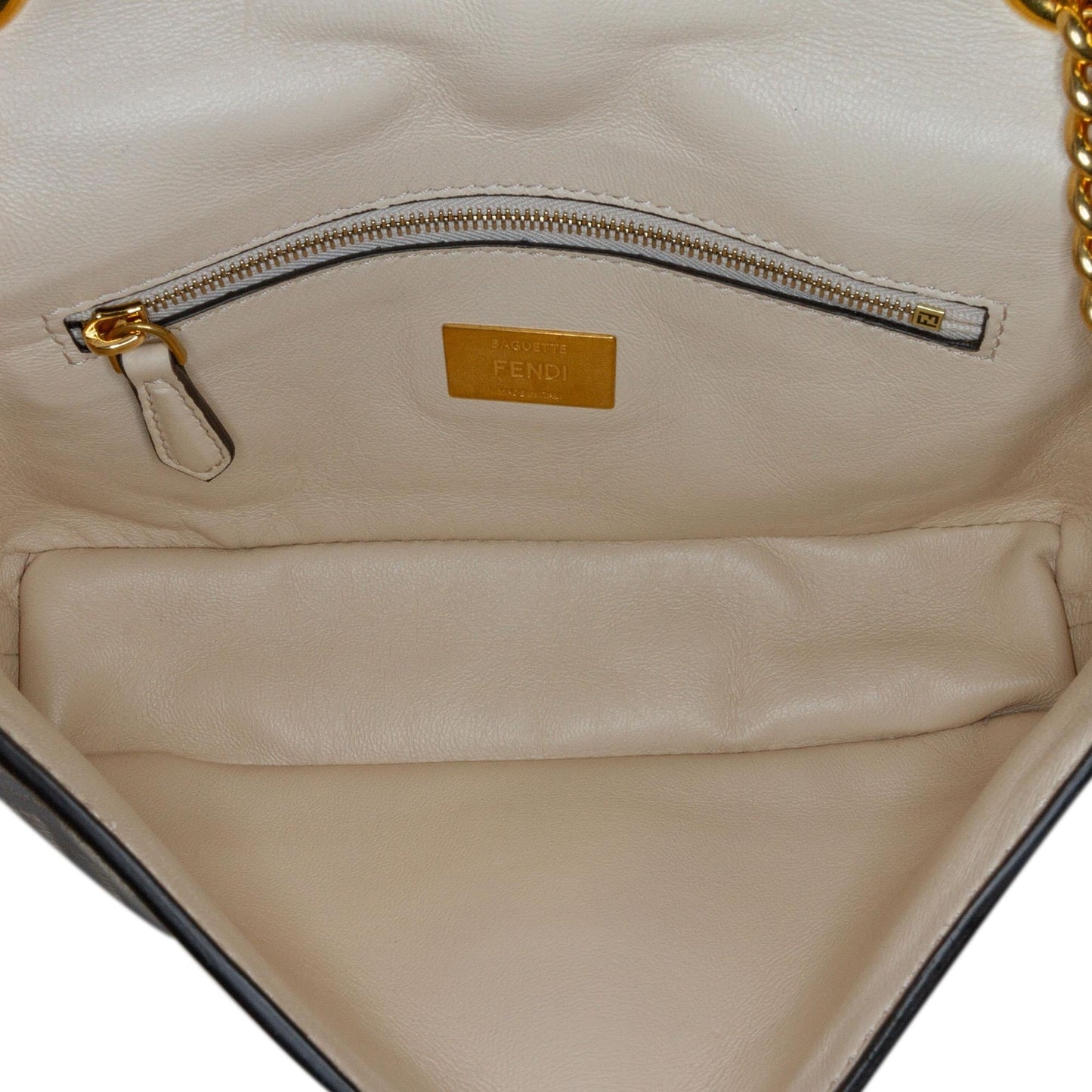 Fendi Zucca Embossed Chain Midi Baguette (InpXQw)