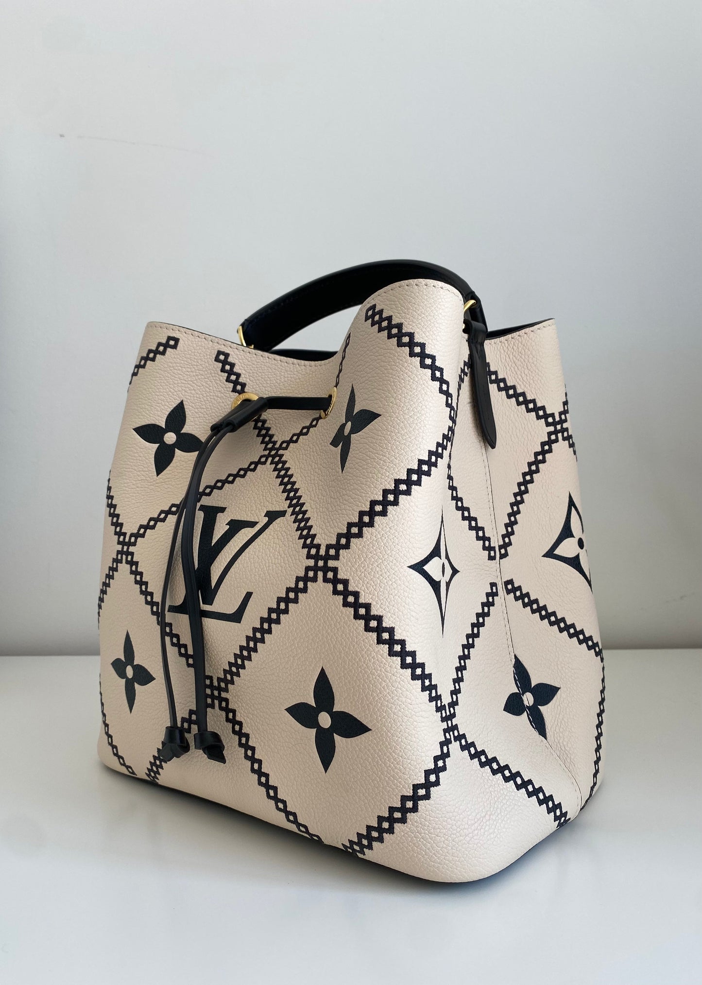 Louis Vuitton Cream NeoNoe MM Crossbody