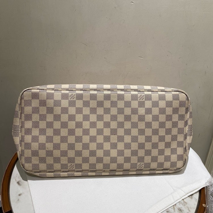 large demiar white never full lv Louis Vuitton