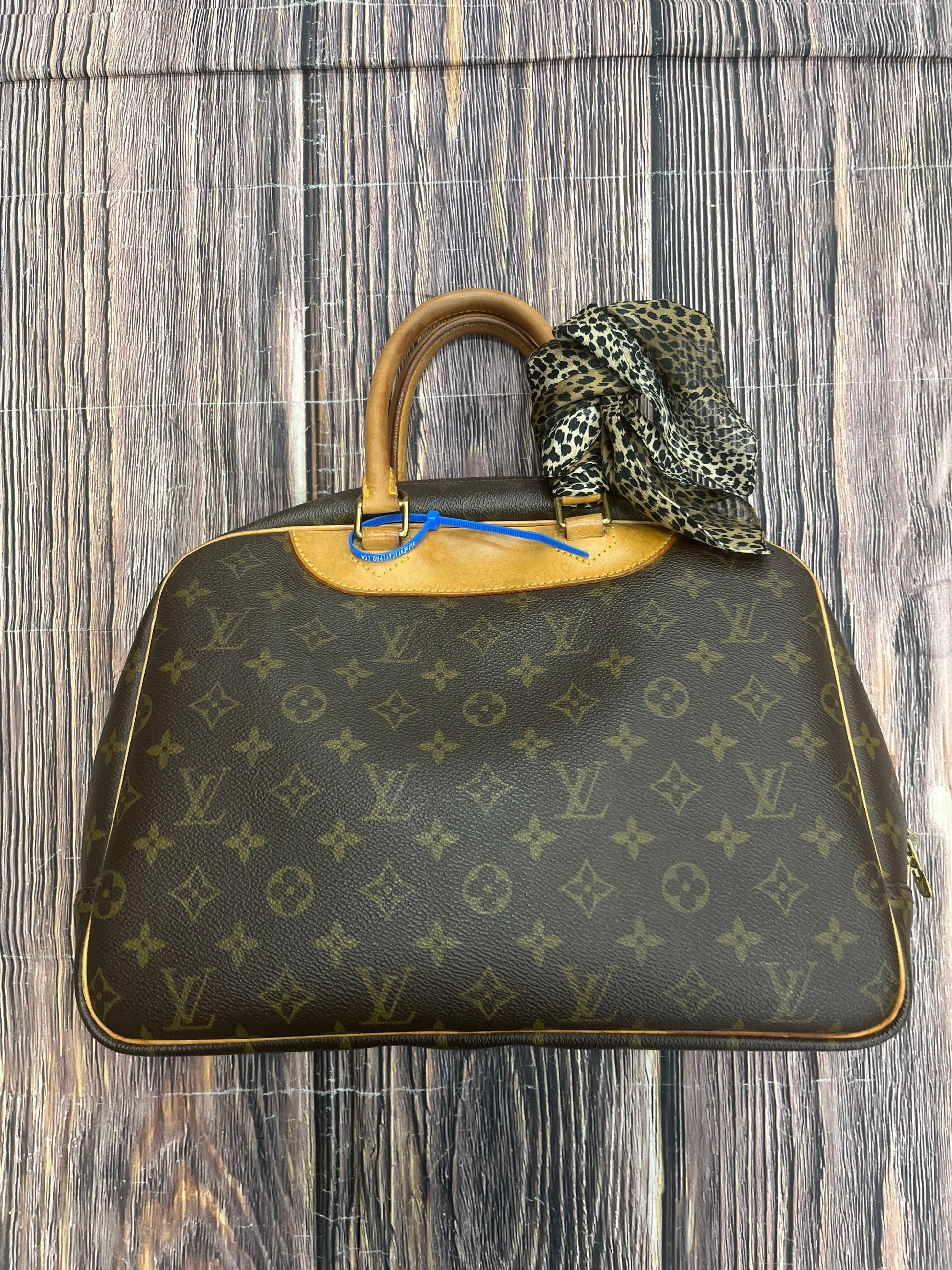 HandBag Luxury Designer By Louis Vuitton Size: Medium