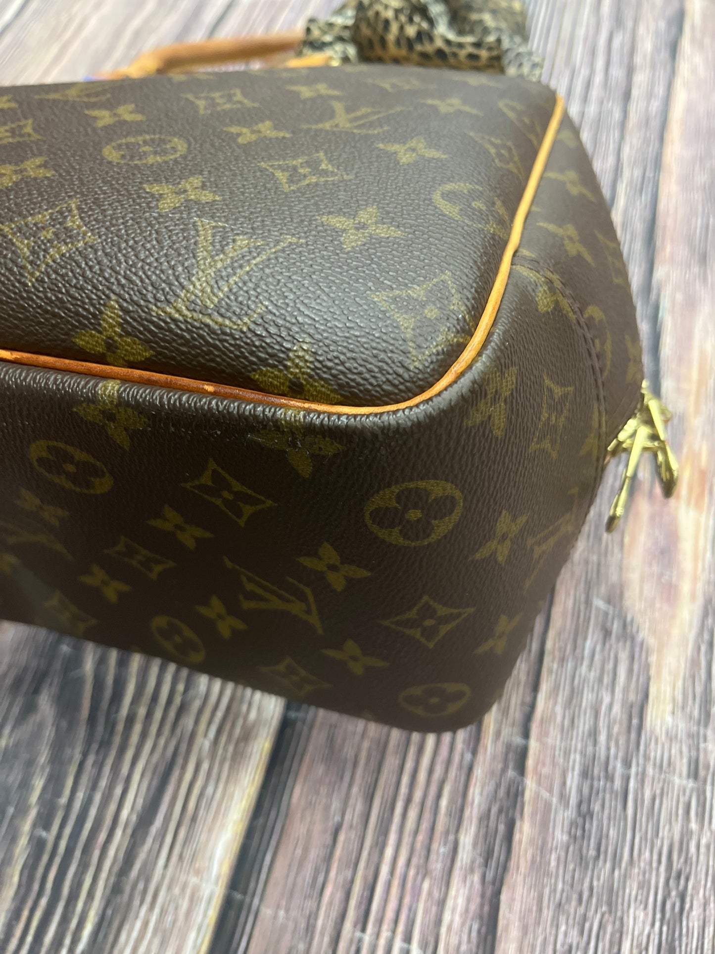 HandBag Luxury Designer By Louis Vuitton Size: Medium