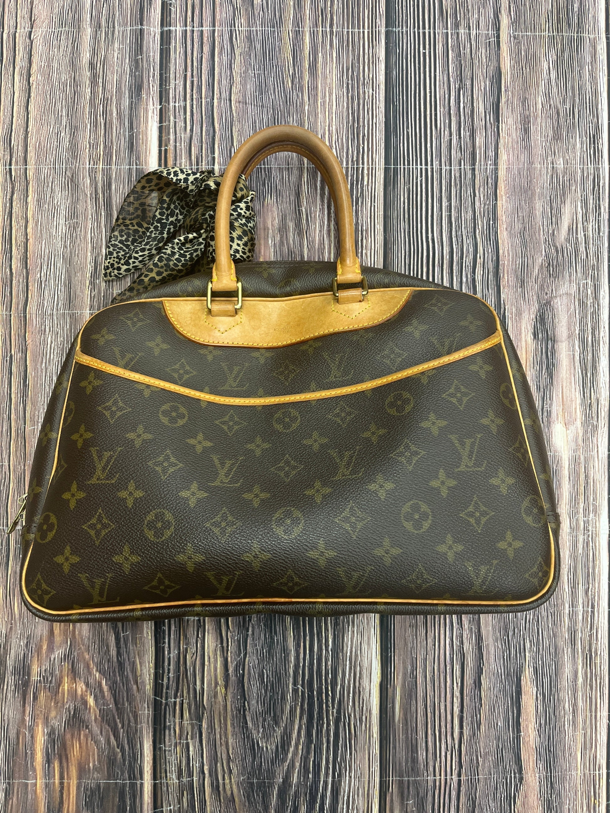 HandBag Luxury Designer By Louis Vuitton Size: Medium