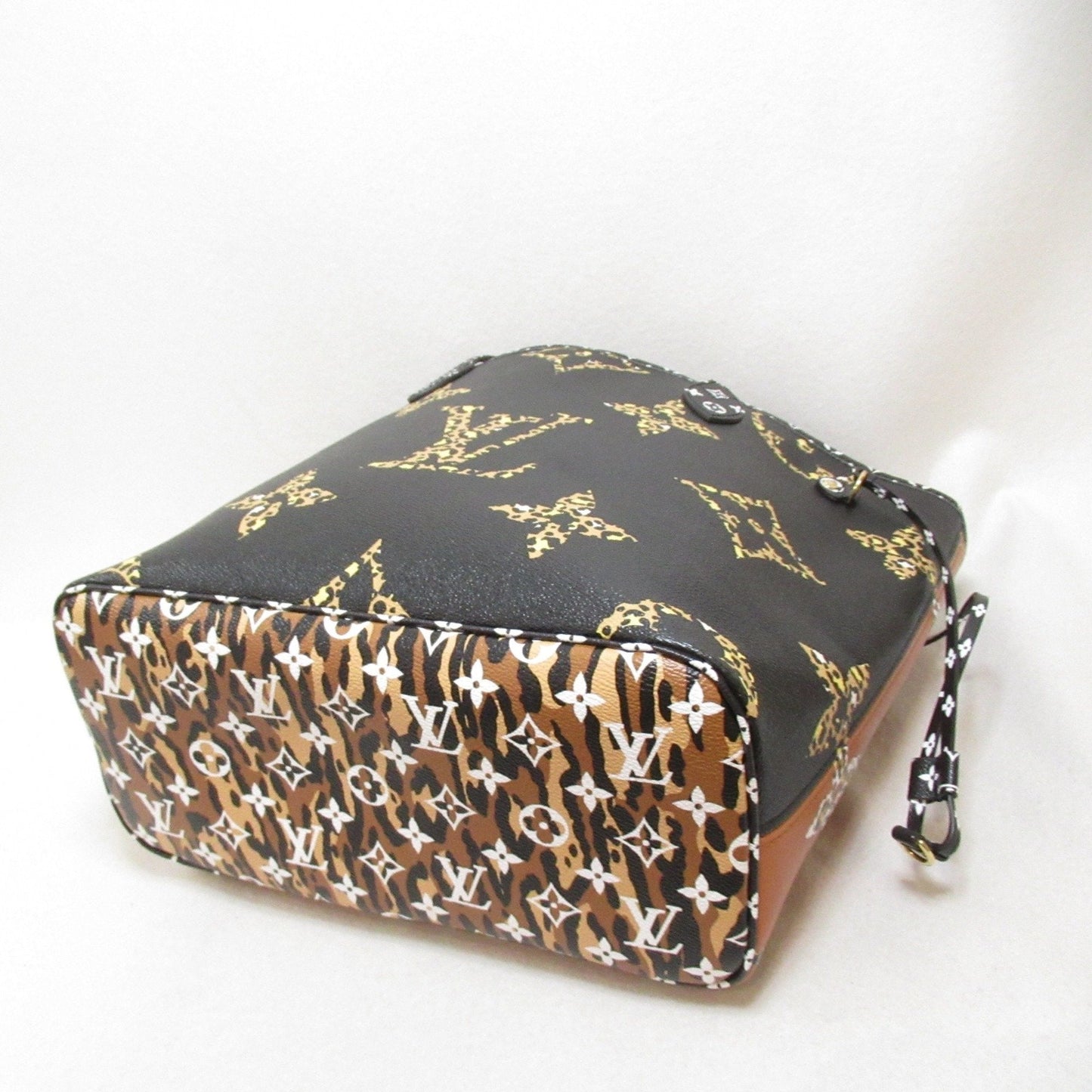 LOUIS VUITTON Neverfull MM Tote