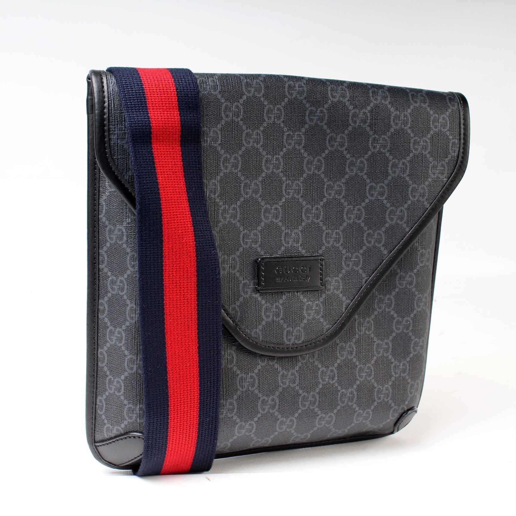 Gucci 599521 GG Supreme Messenger Bag