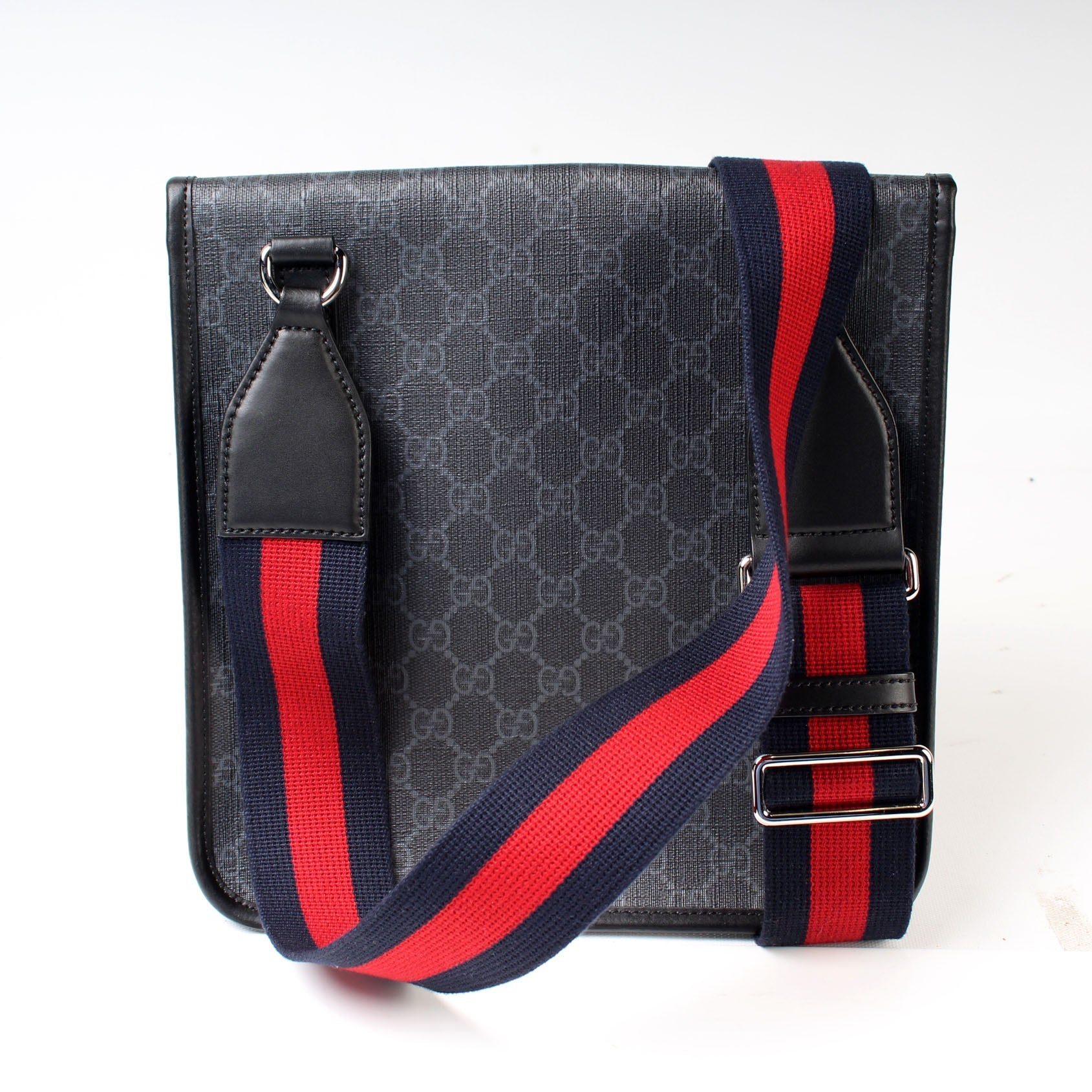 Gucci 599521 GG Supreme Messenger Bag