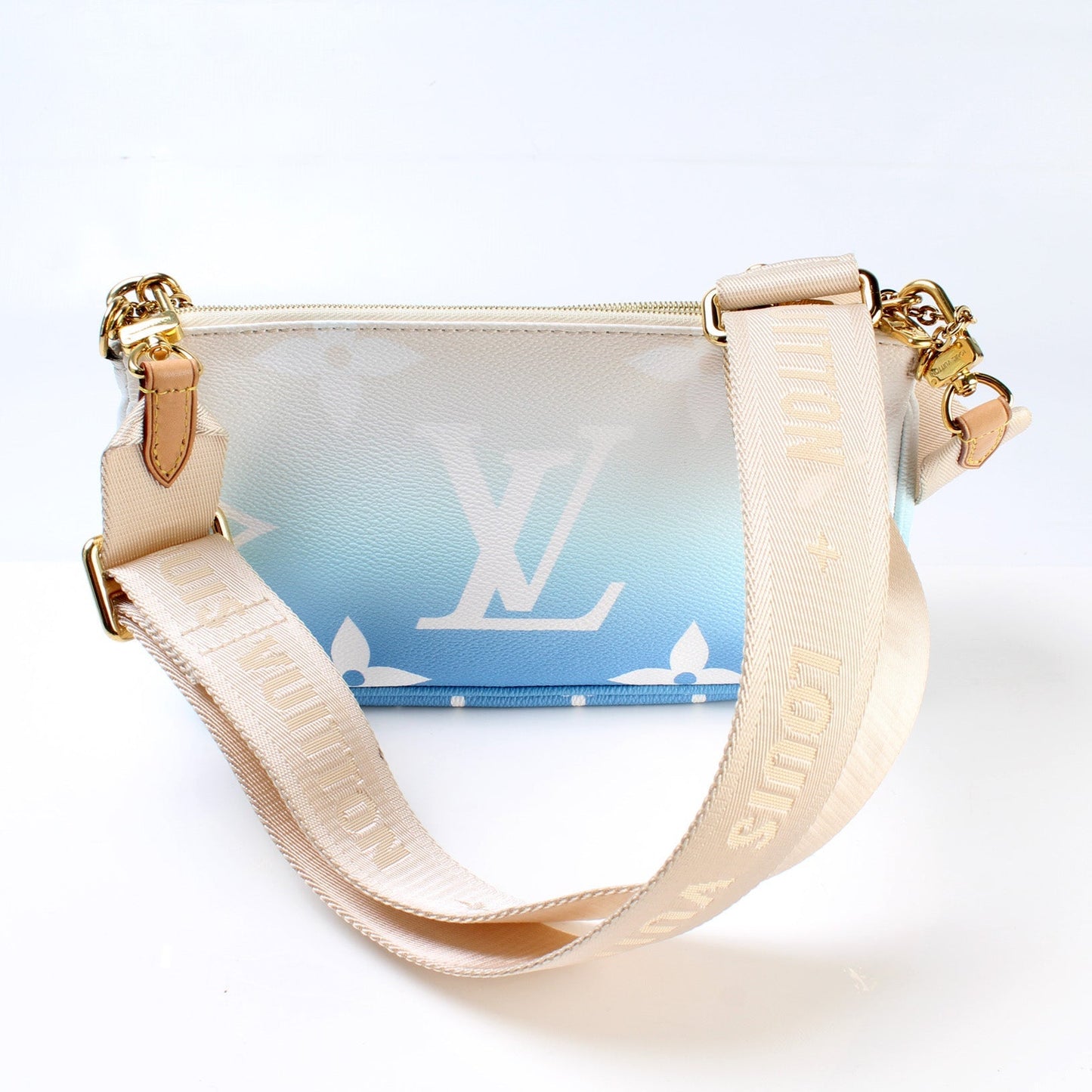  Louis Vuitton Multipochette By The Pool
