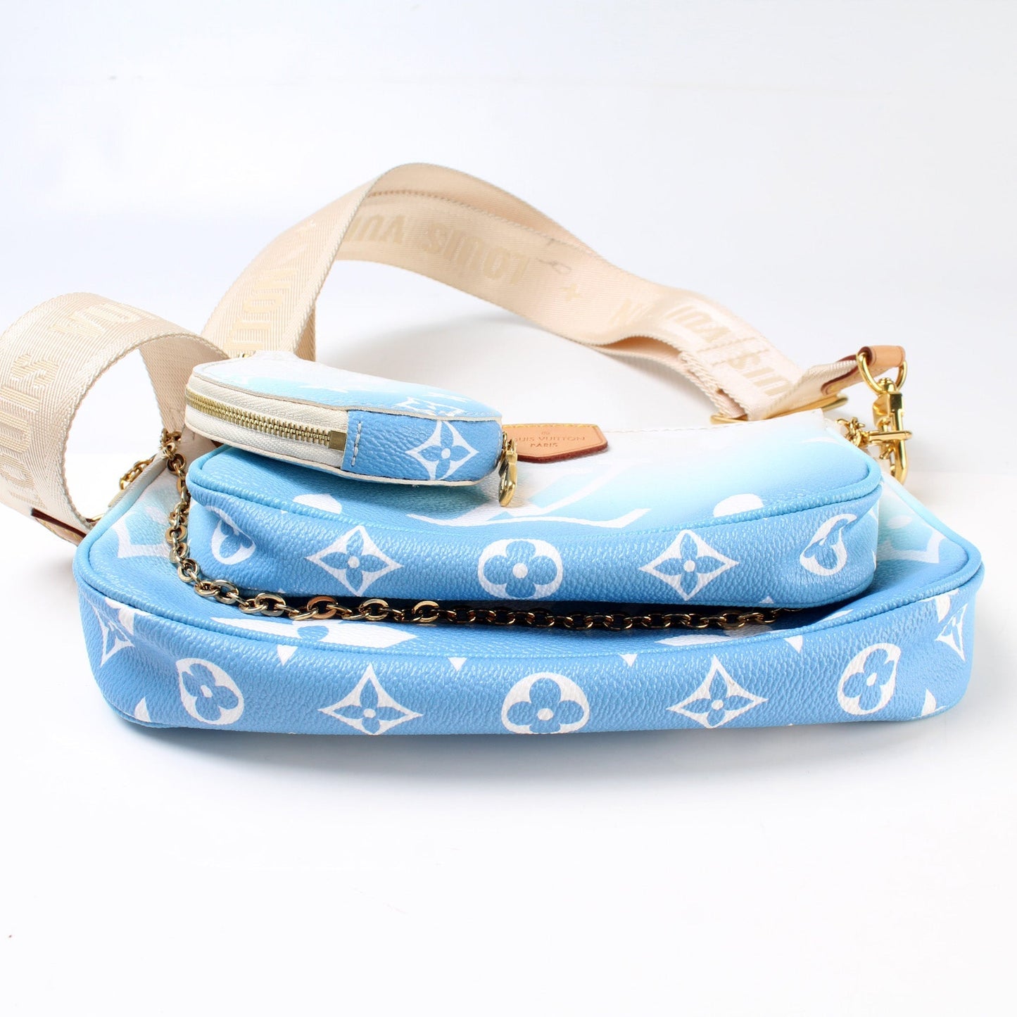  Louis Vuitton Multipochette By The Pool