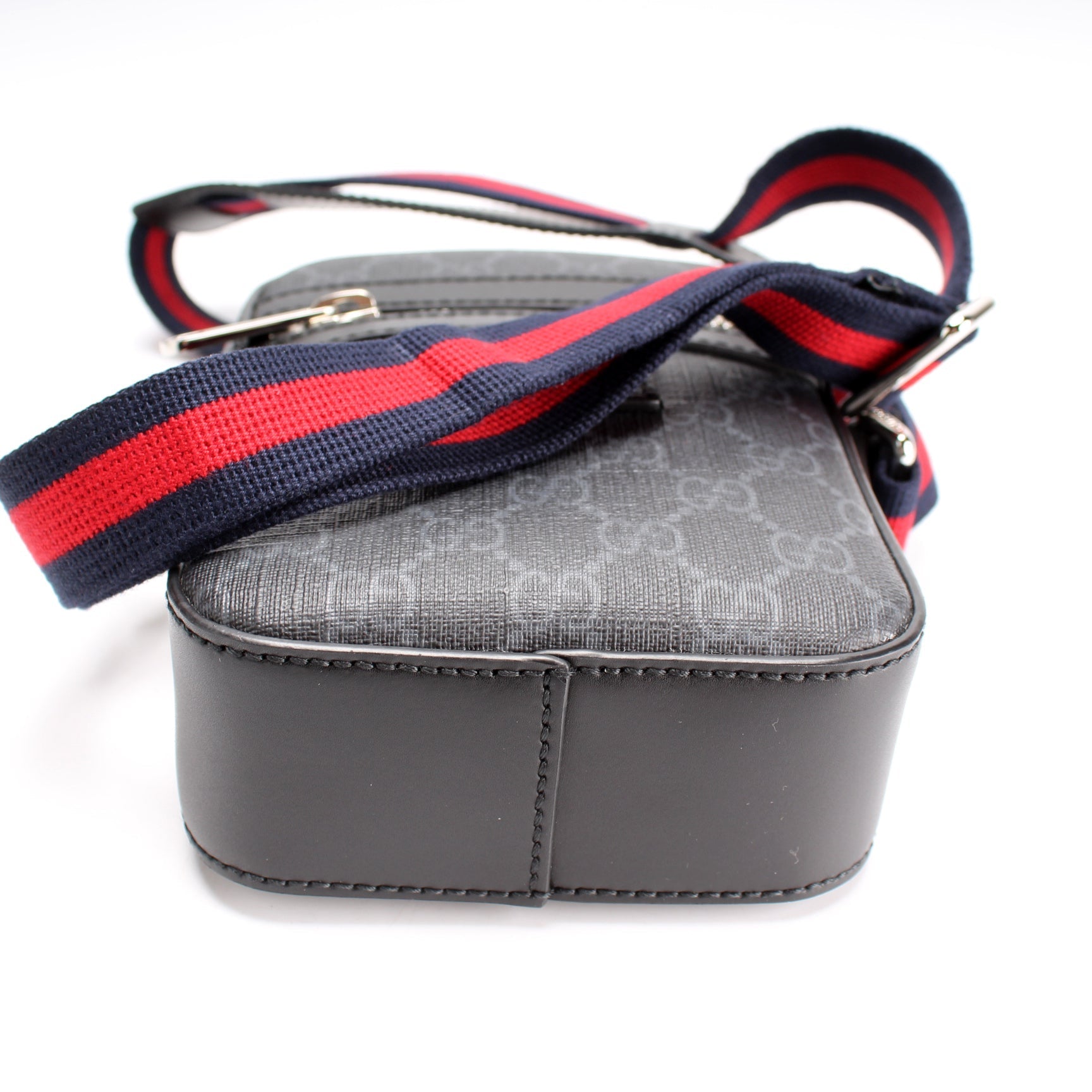 Gucci 598103 GG Supreme Messenger Bag
