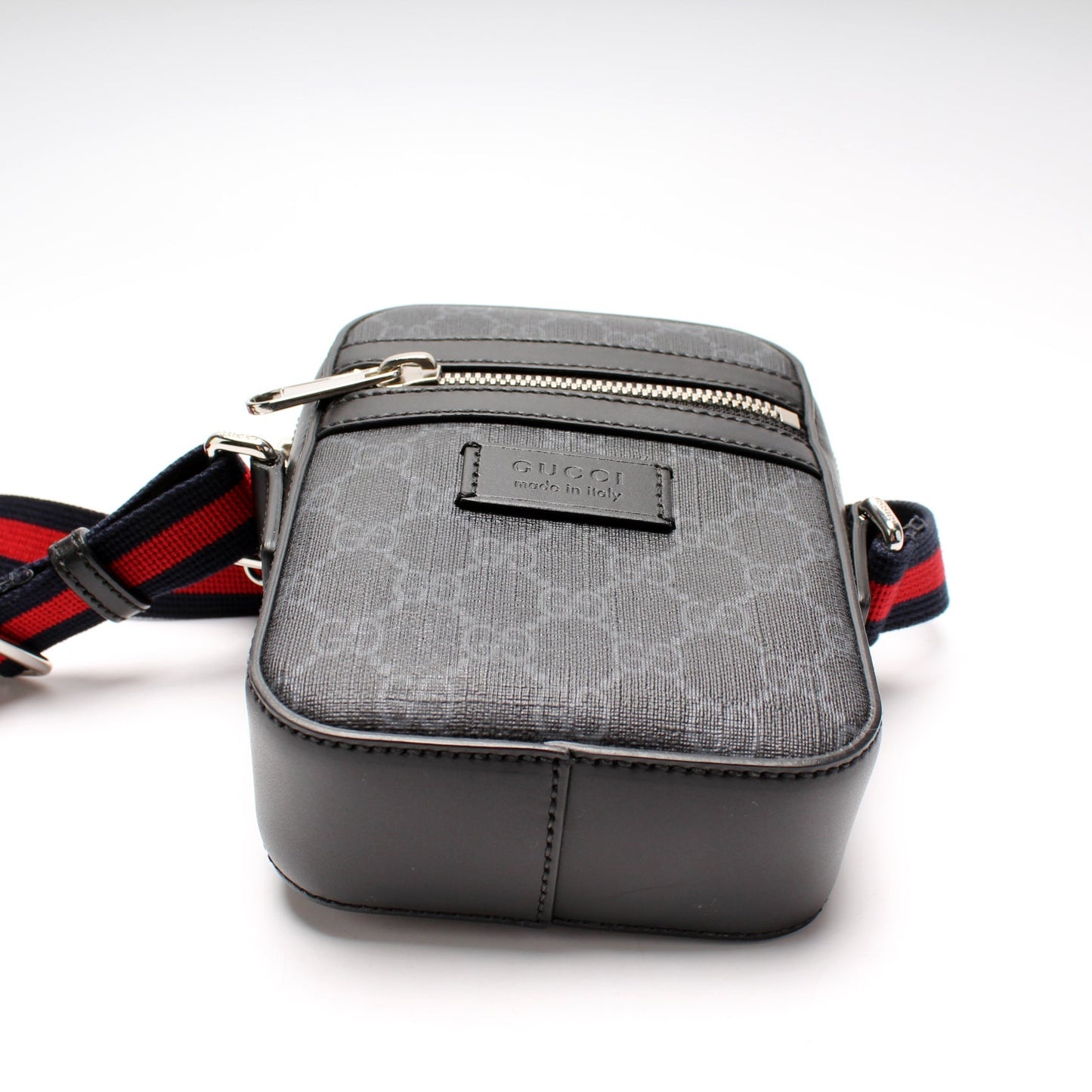 Gucci 598103 GG Supreme Messenger Bag