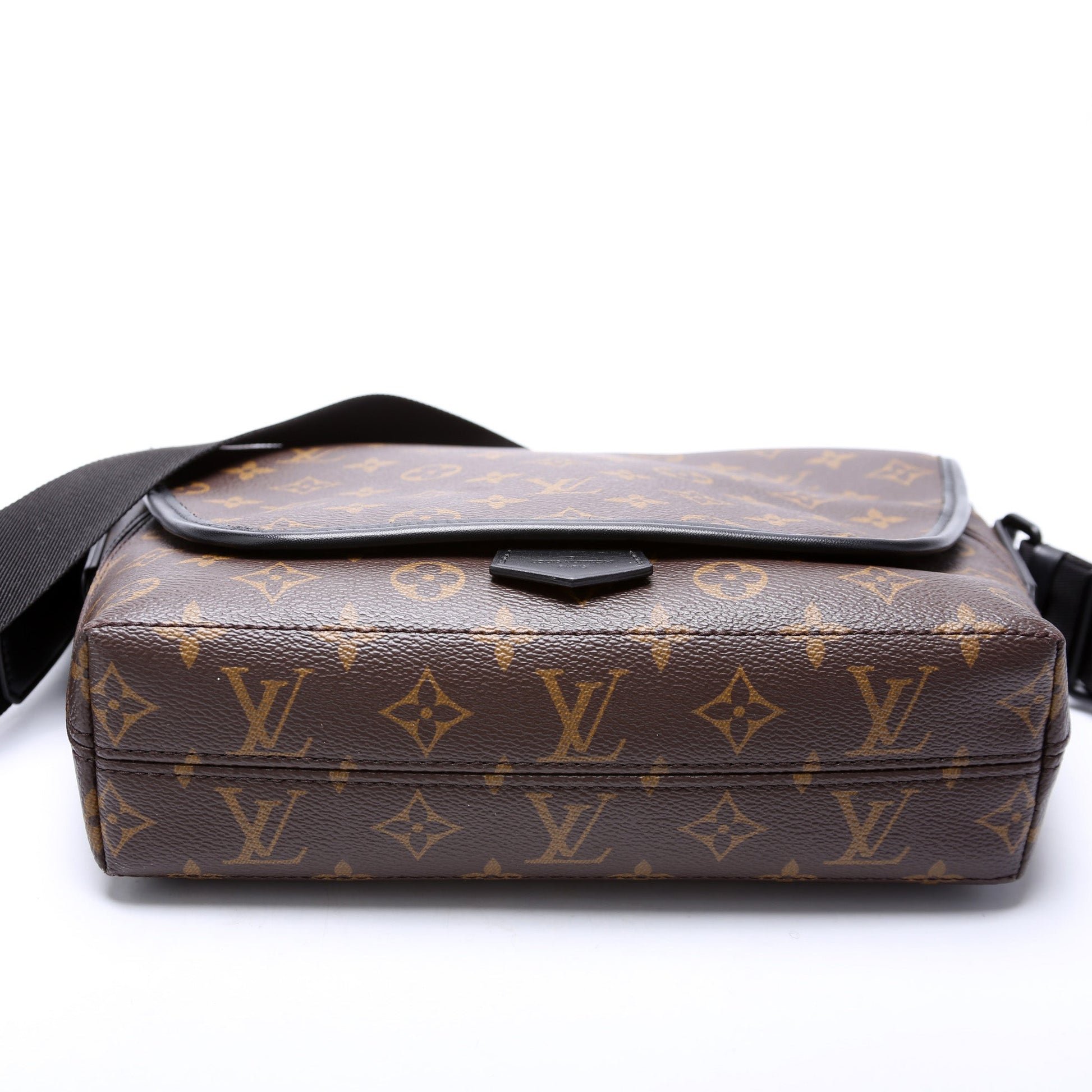  Louis Vuitton Magnetic Messenger Macassar Monogram