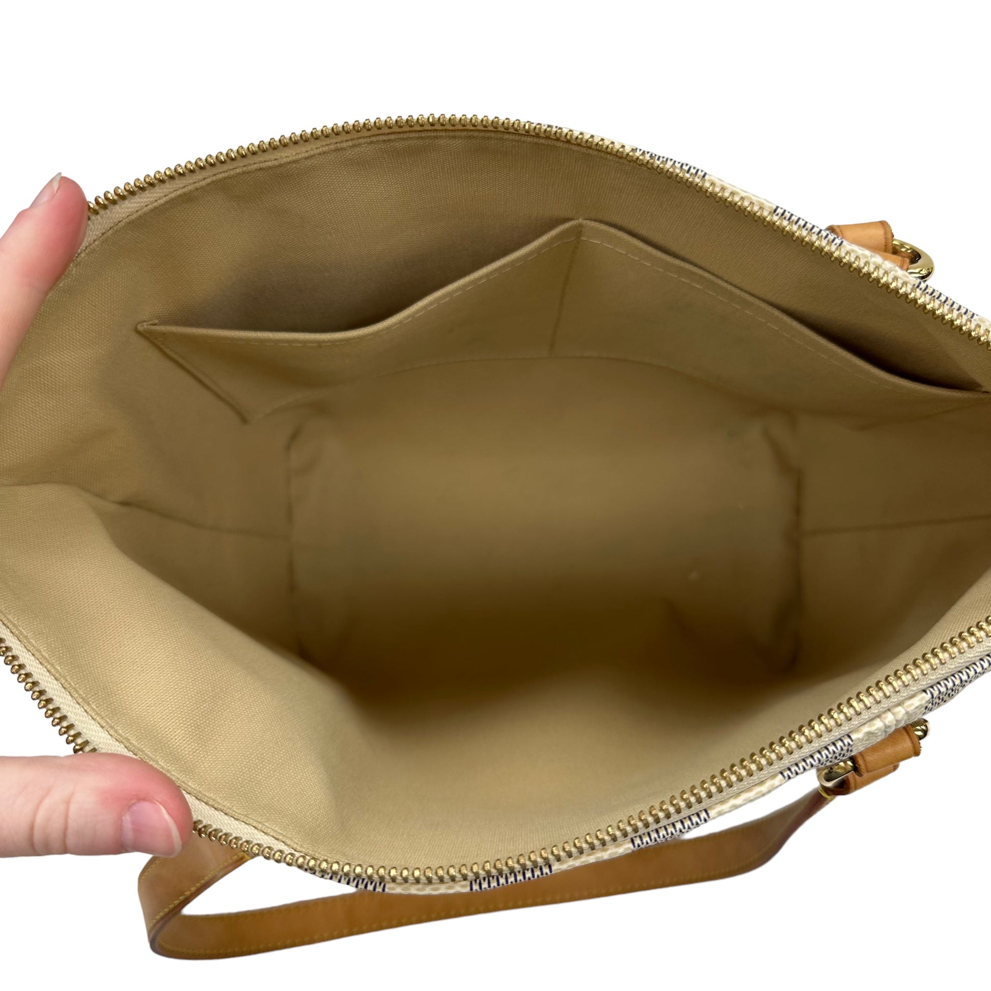 HandBag Luxury Designer By Louis Vuitton Size: Medium