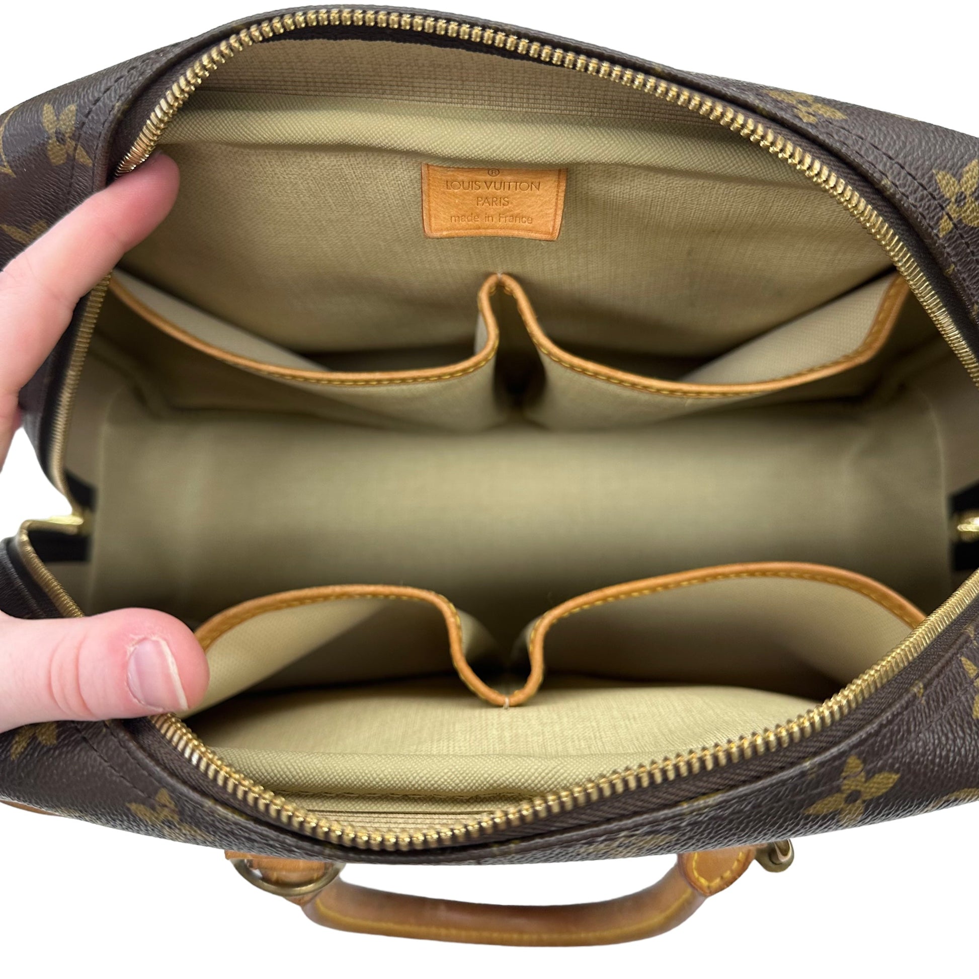 HandBag Luxury Designer By Louis Vuitton Size: Large