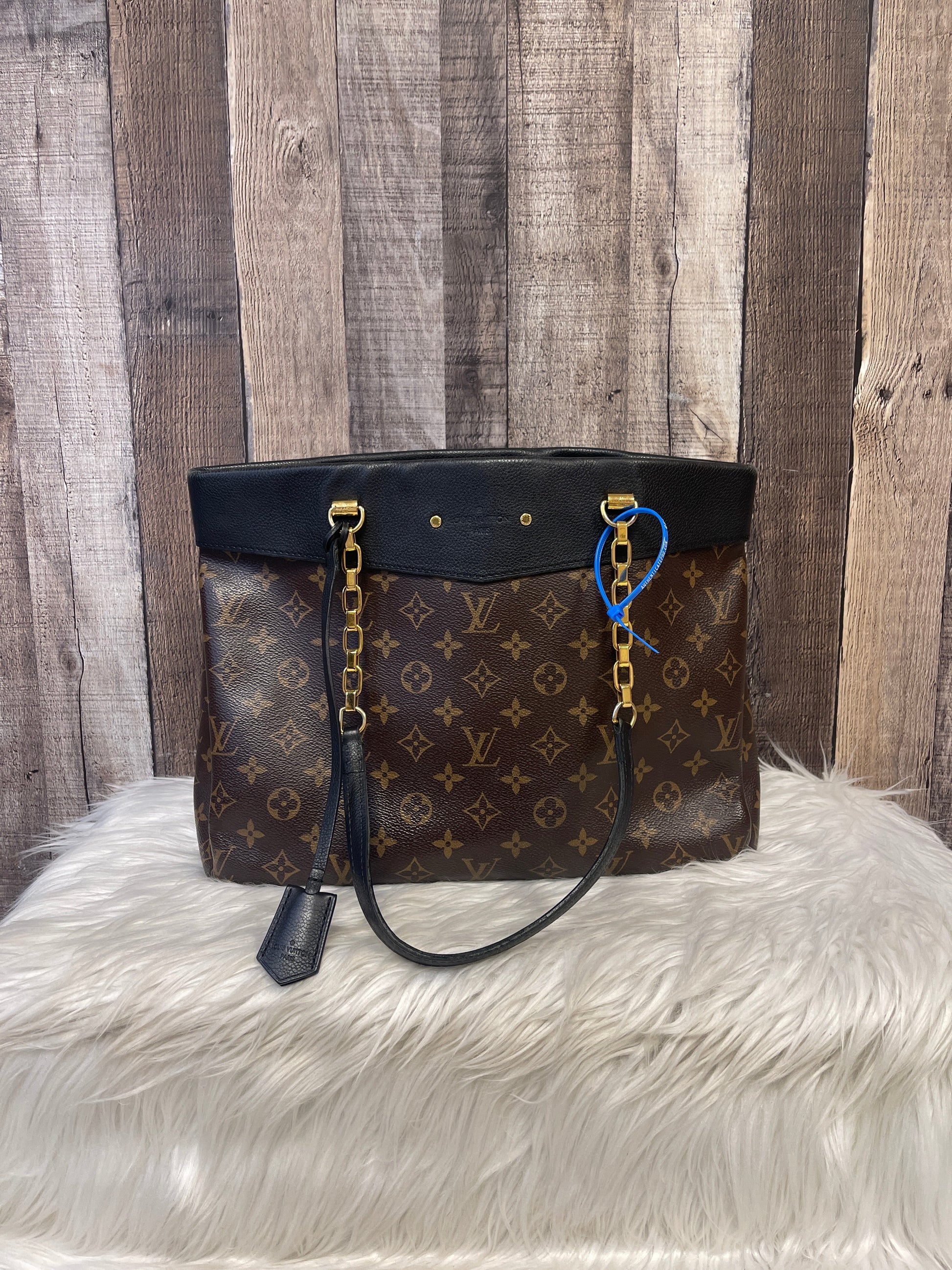 HandBag Luxury Designer By Louis Vuitton Size: Medium