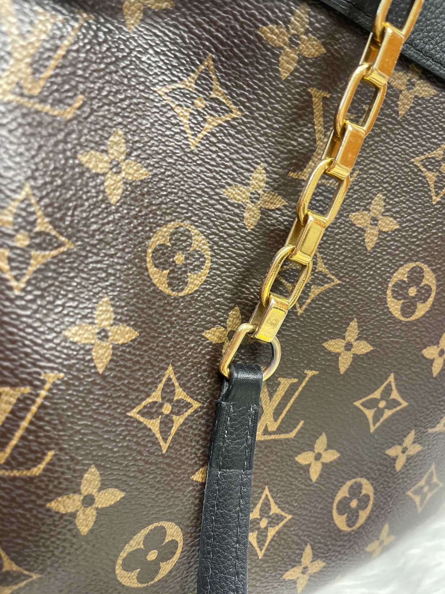 HandBag Luxury Designer By Louis Vuitton Size: Medium