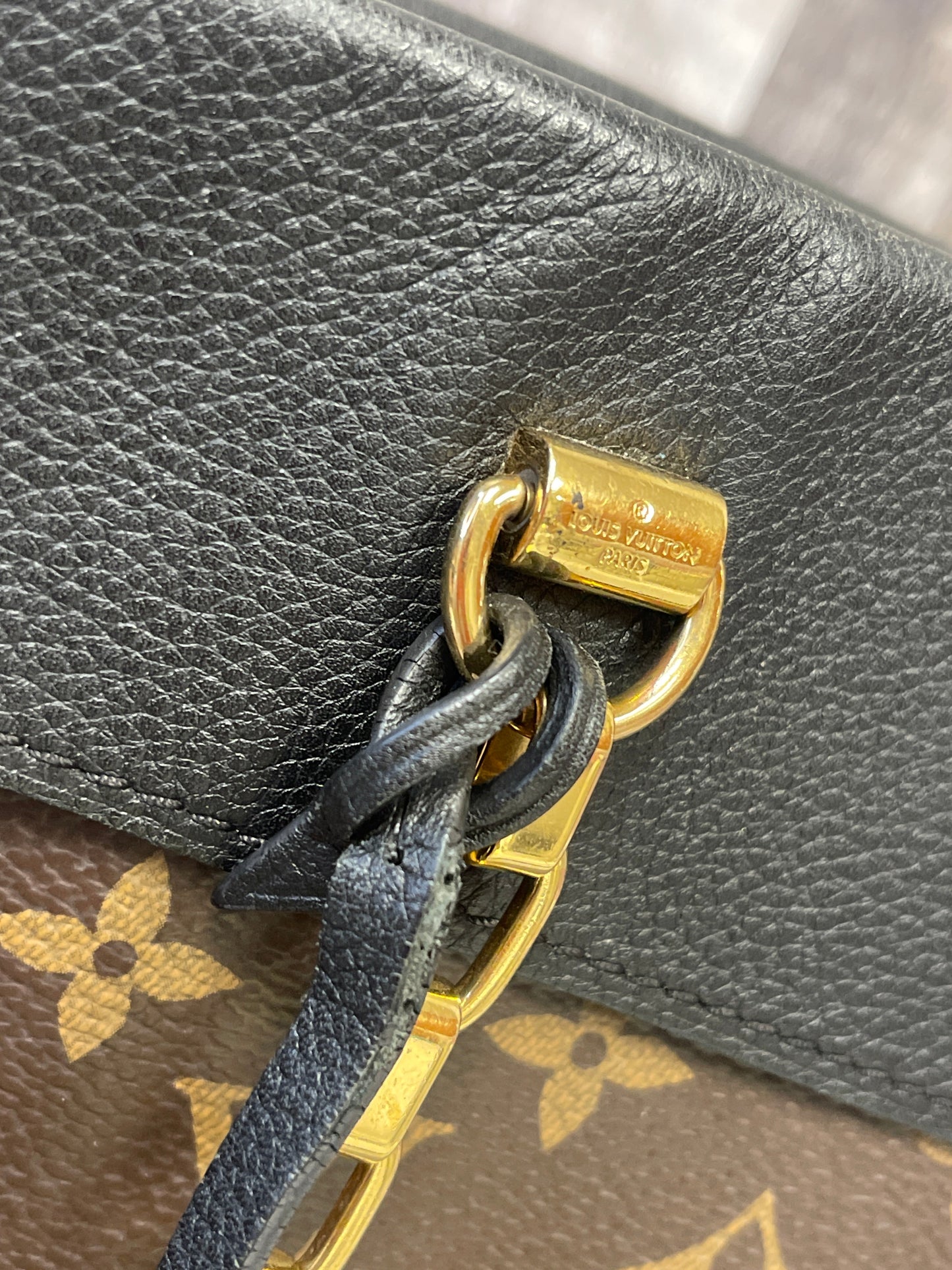 HandBag Luxury Designer By Louis Vuitton Size: Medium