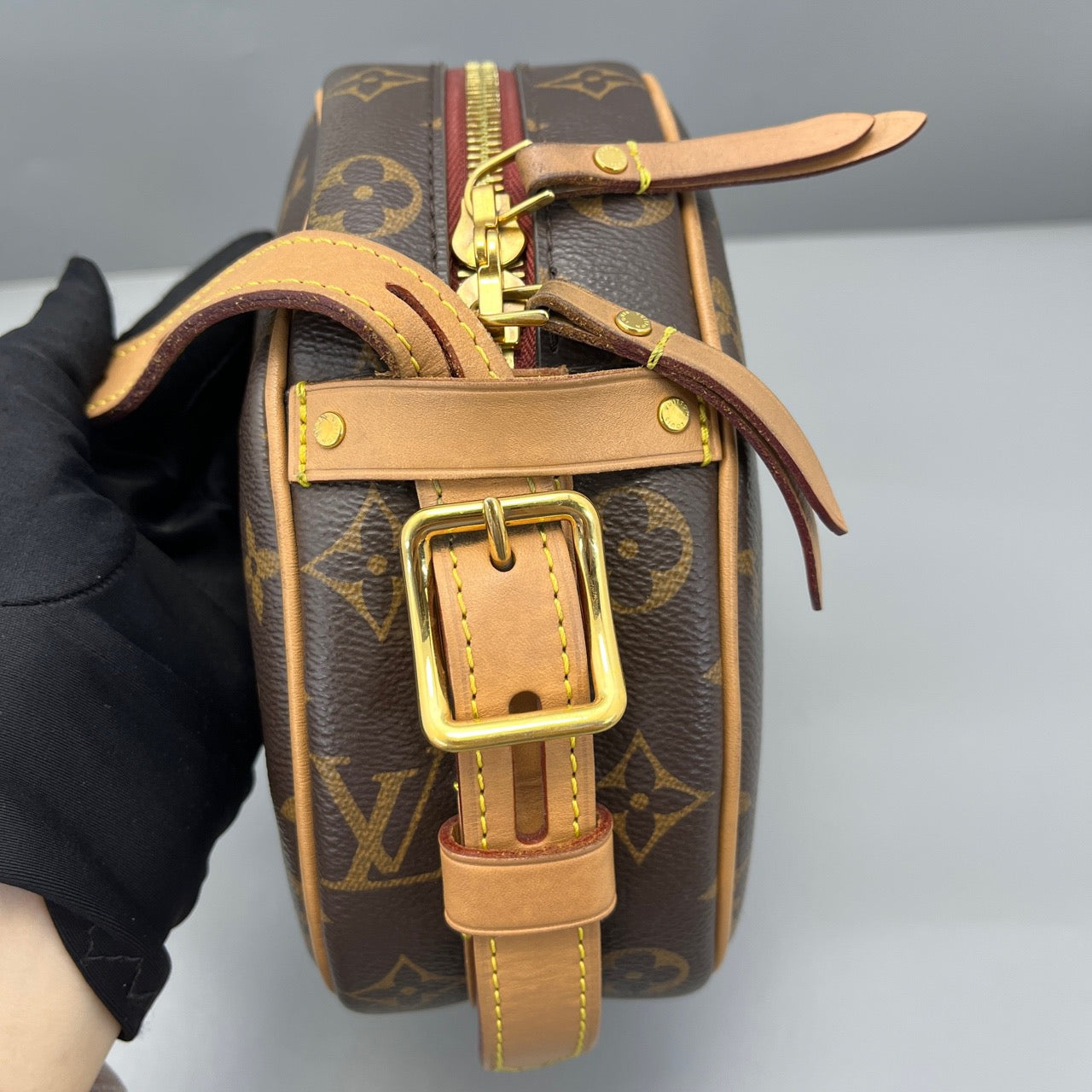 LOUIS VUITTONShoulder Bag