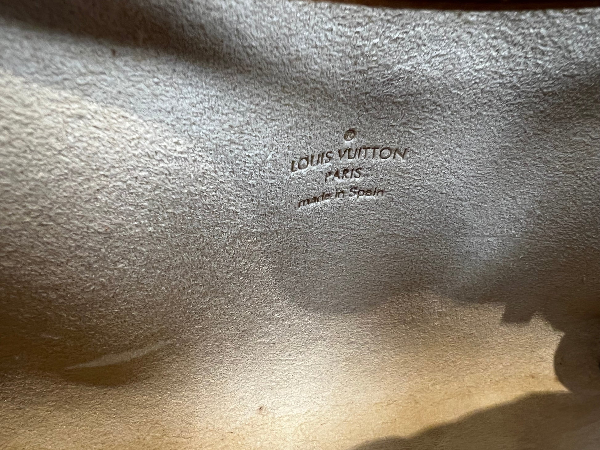 HandBag Luxury Designer By Louis Vuitton Size: Small