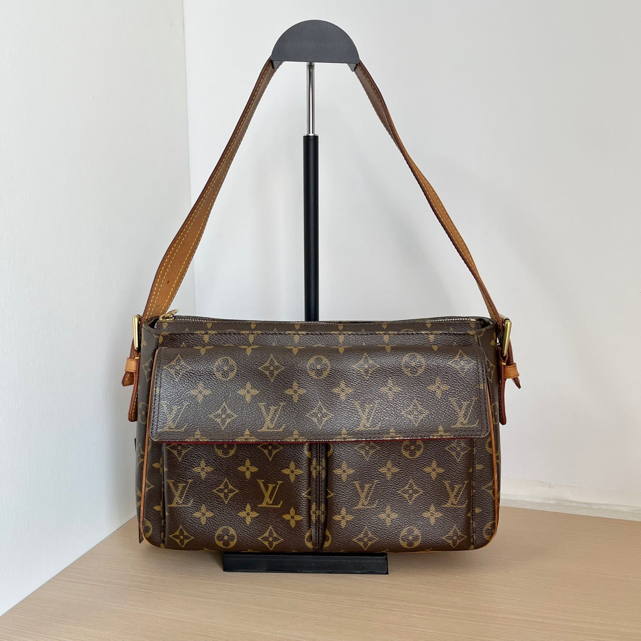 LOUIS VUITTONShoulder Bag