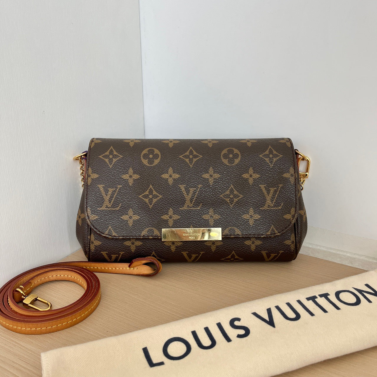 LOUIS VUITTONShoulder Bag