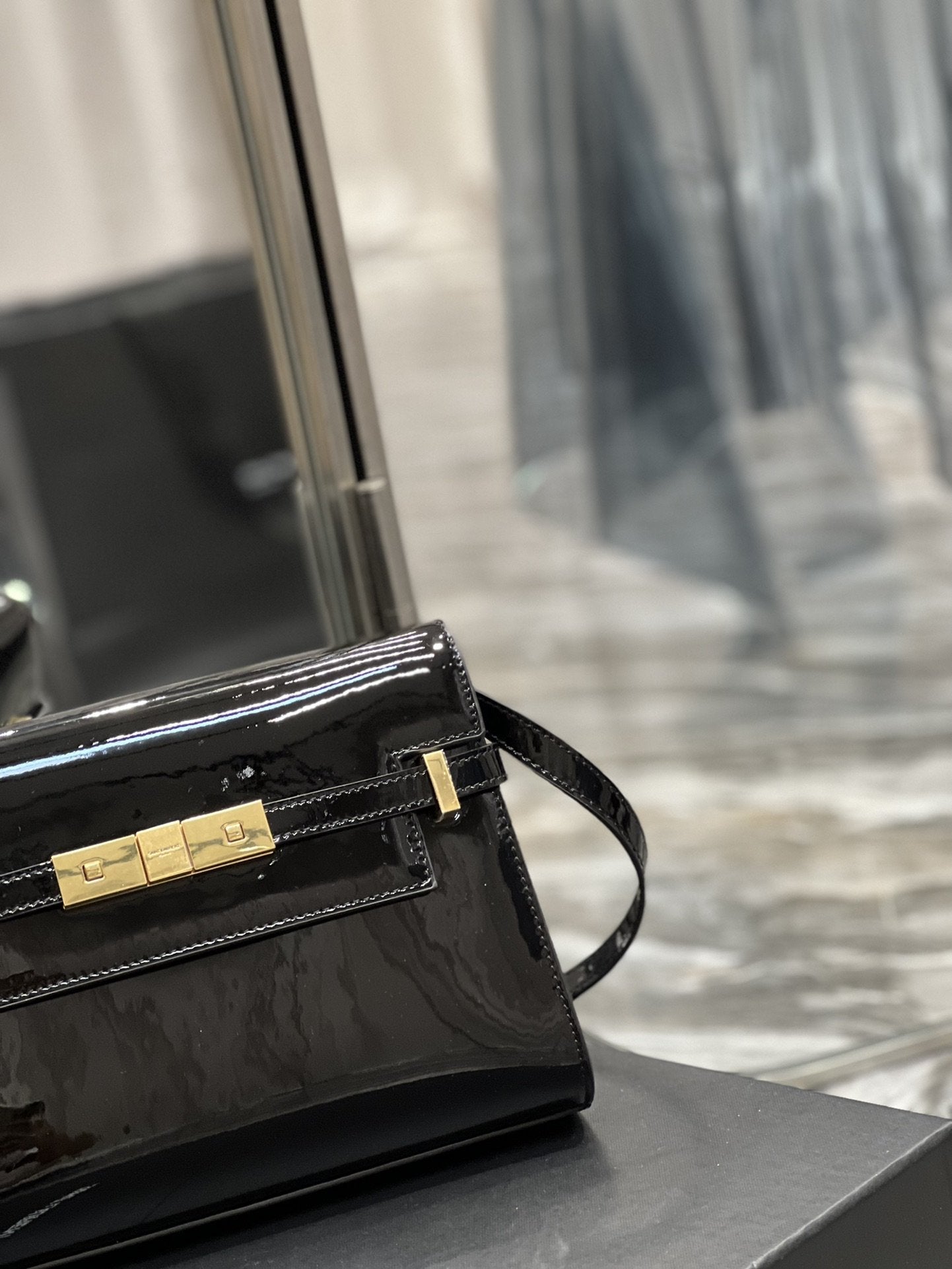 Yves Saint Laurent Manhattan Small Shoulder Bag Black