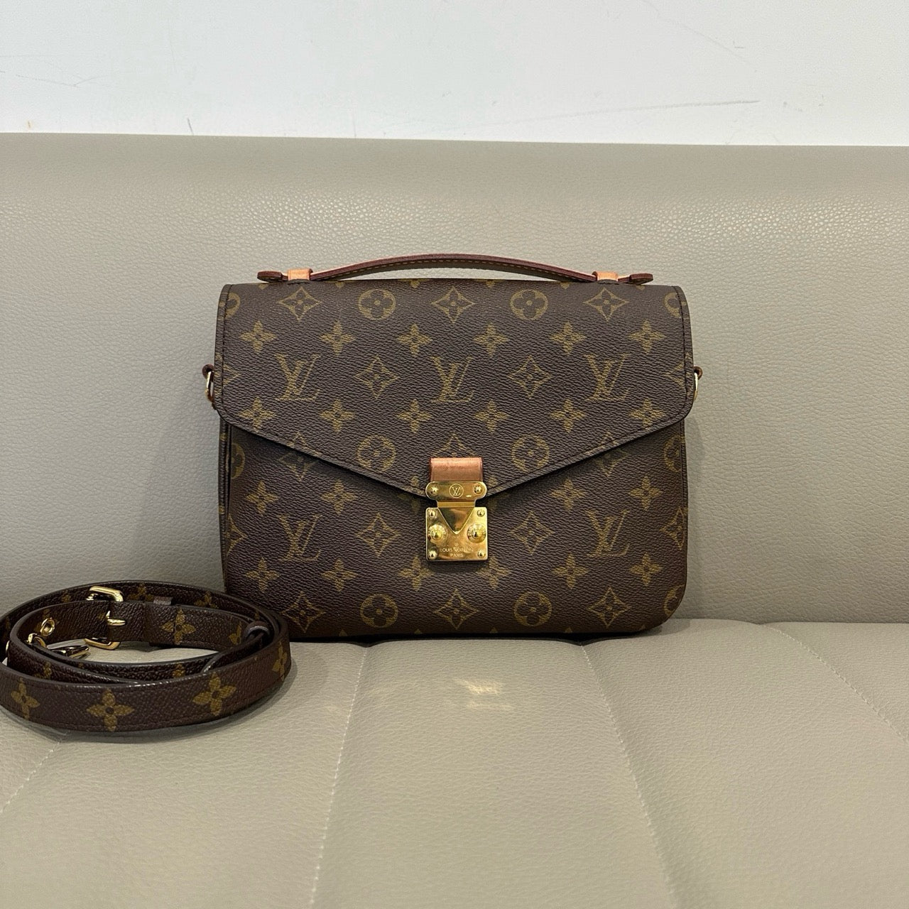 LOUIS VUITTONShoulder Bag