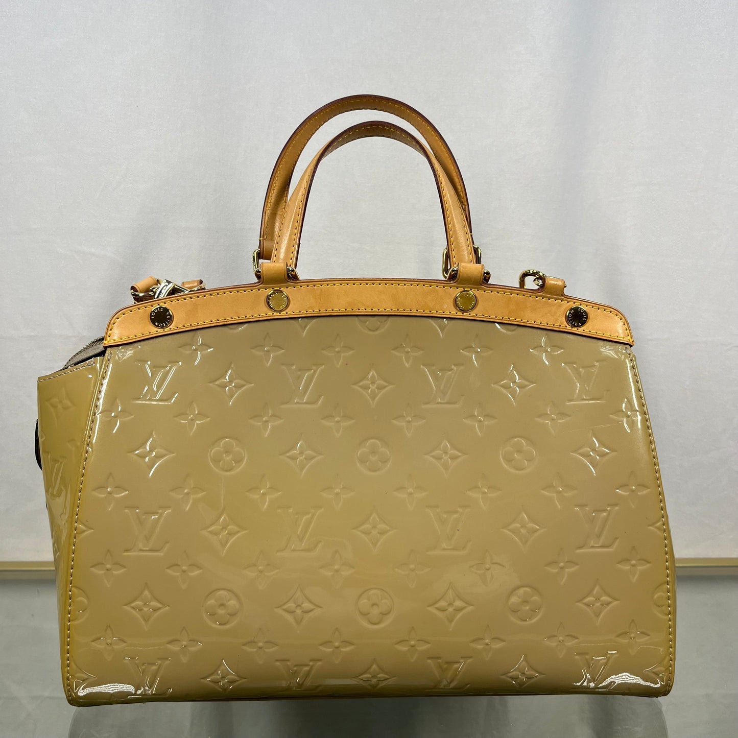 LOUIS VUITTON Vernis Brea MM Blanc Corail Crossbody