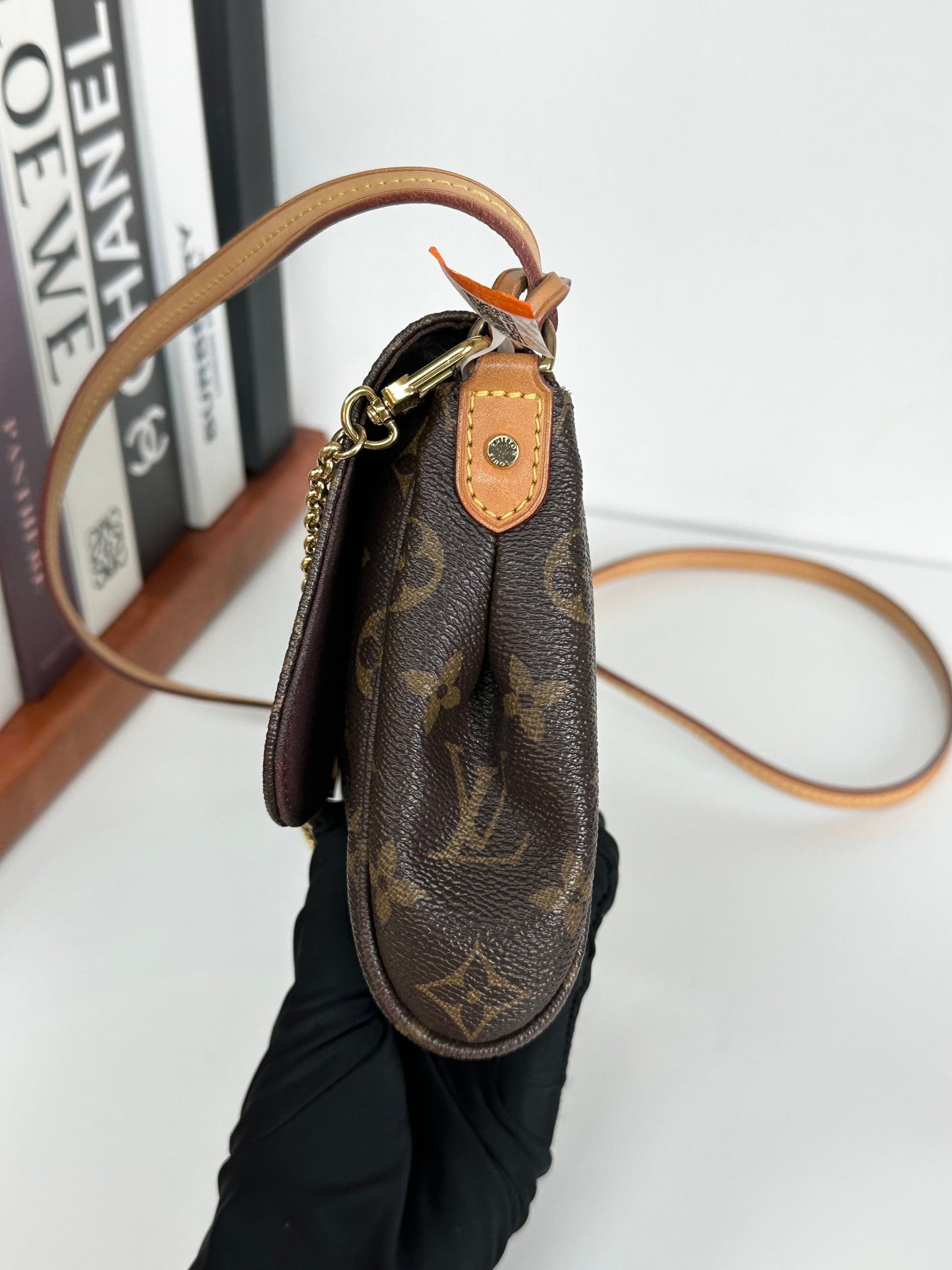 Favorite leather crossbody bag Louis Vuitton Brown in Leather