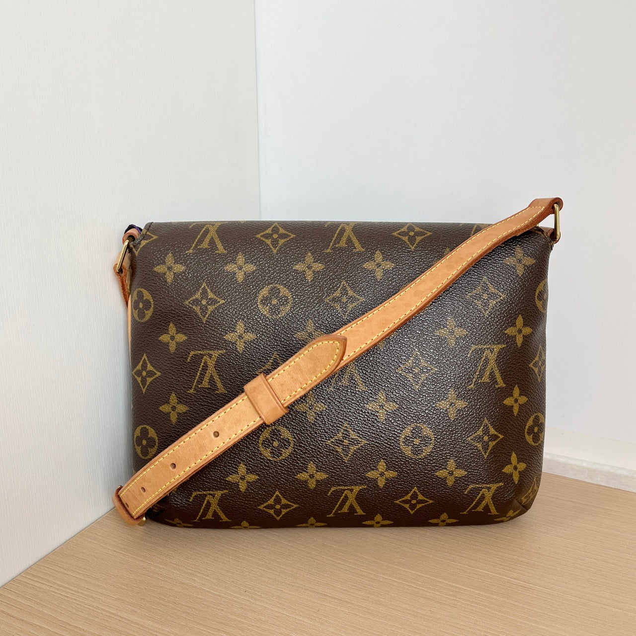 LOUIS VUITTONShoulder Bag