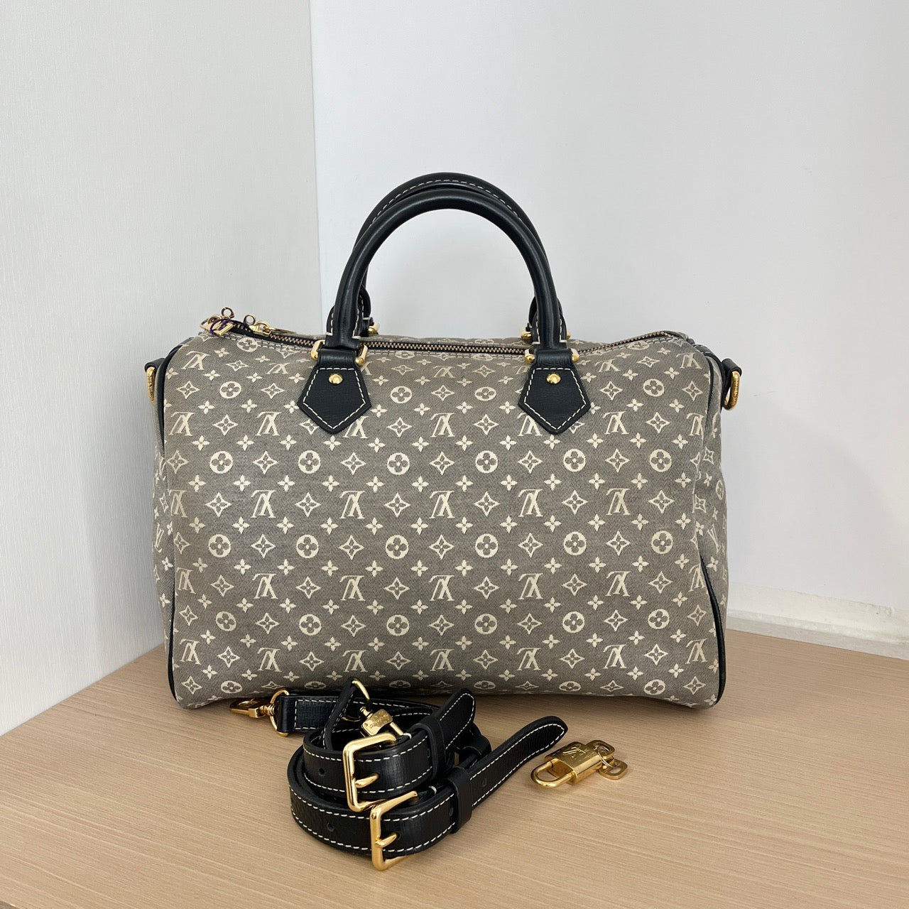 LOUIS VUITTONShoulder Bag