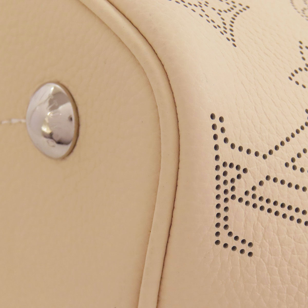 LOUIS VUITTON Handbag M21909 Mahina leather beige Blossom PM Women