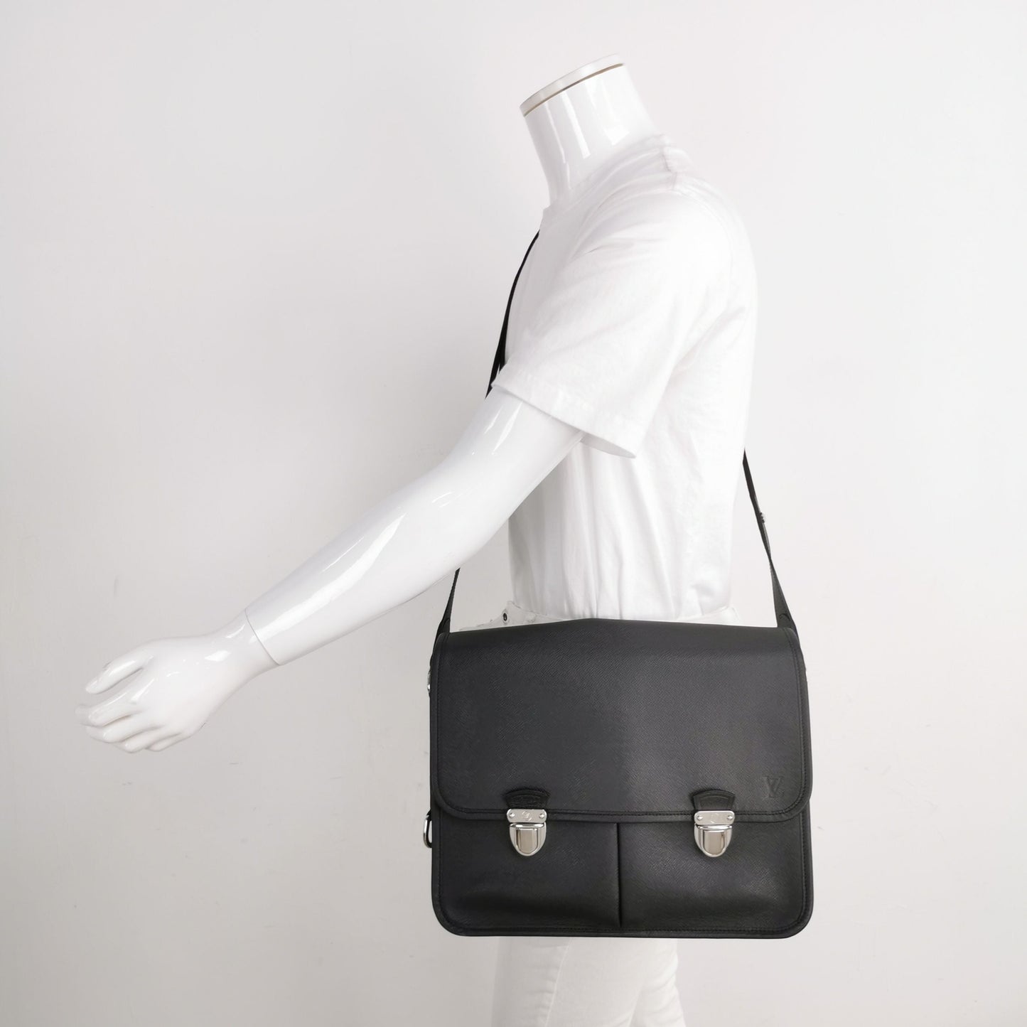 Louis Vuitton Taiga Alexei Leather Crossbody Bag 250502781174943