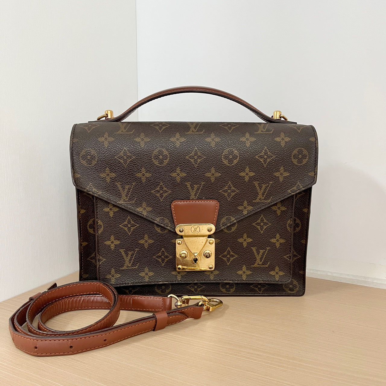 LOUIS VUITTONShoulder Bag