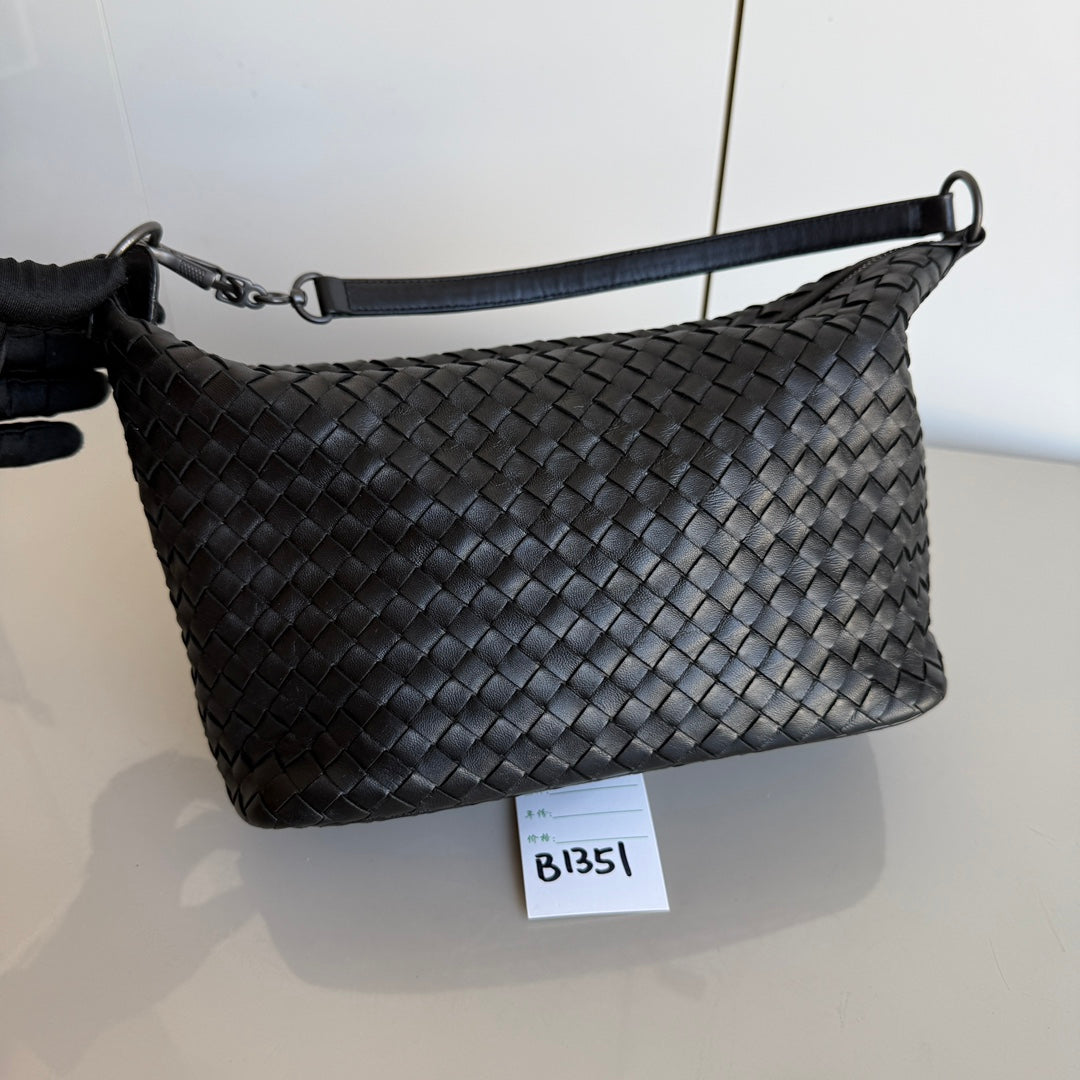 Bottega Veneta Sloane Shoulder Bag Black Small 25cm