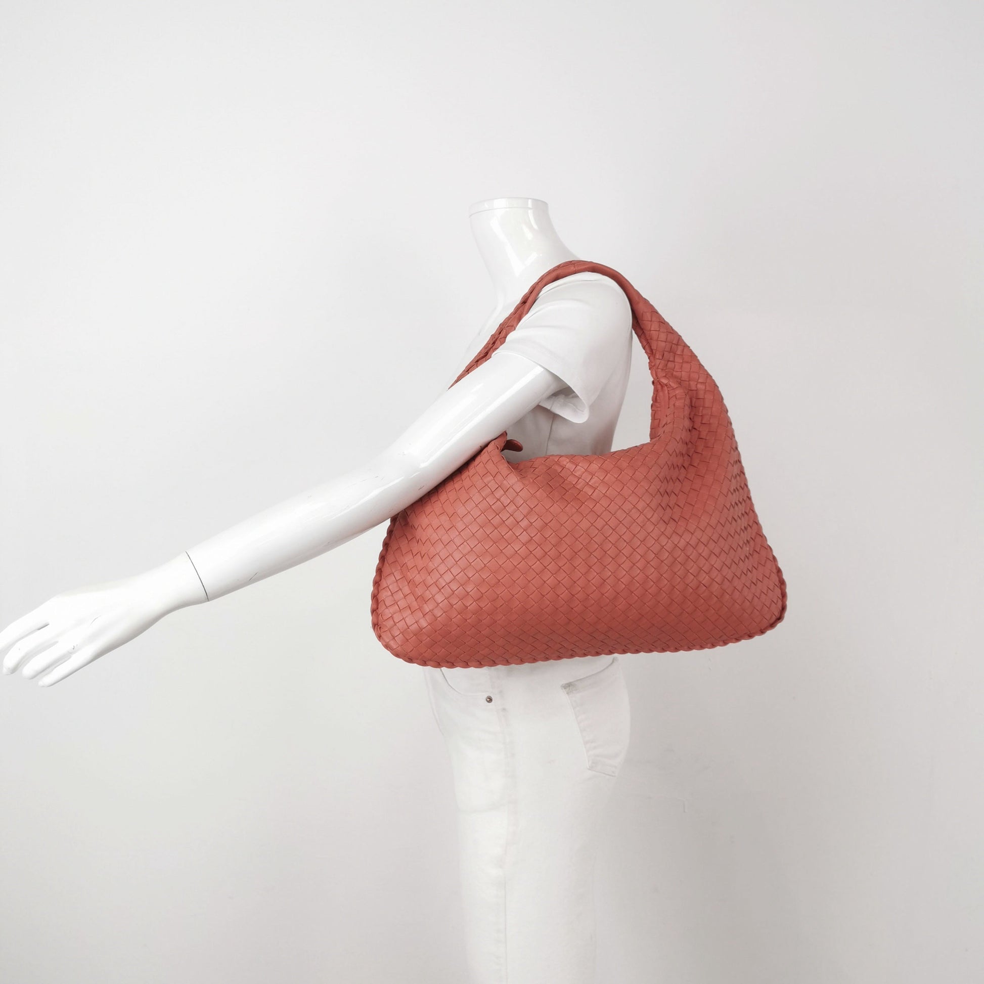 Bottega Veneta Veneta Hobo Medium Coral Intrecciato Leather Bag 47cm