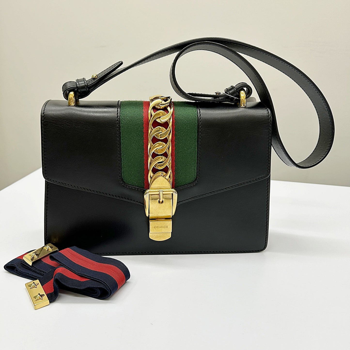 Gucci Sylvie Leather Shoulder Bag gu8854je