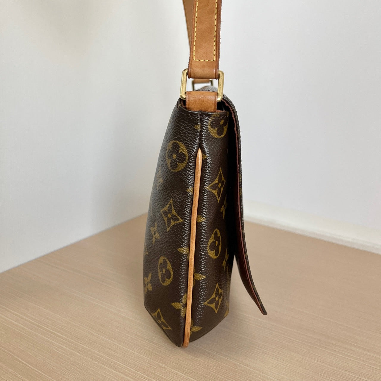 LOUIS VUITTONShoulder Bag