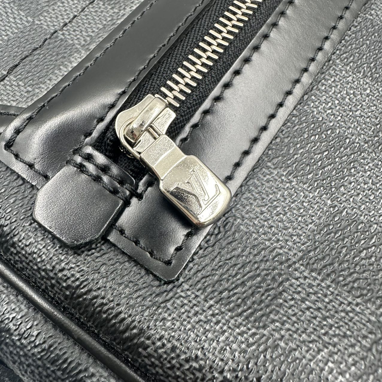 LOUIS VUITTONDamier Graphite Daniel MM