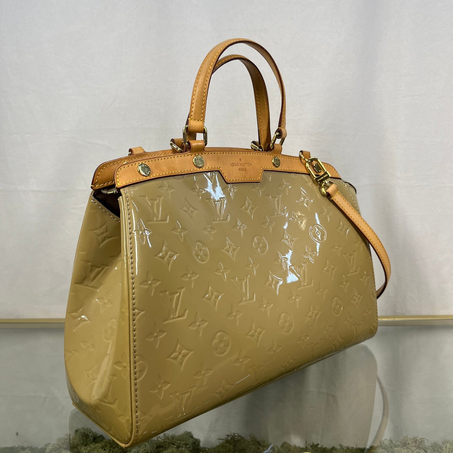 LOUIS VUITTON Vernis Brea MM Blanc Corail Crossbody
