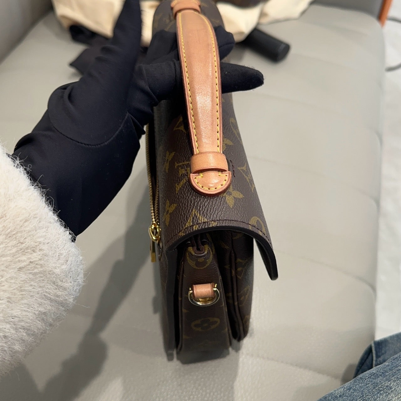 LOUIS VUITTONShoulder Bag
