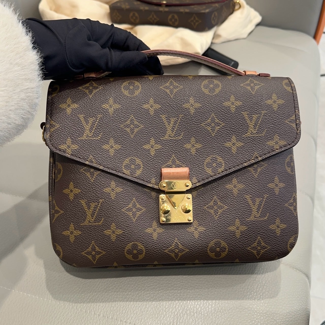 LOUIS VUITTONShoulder Bag