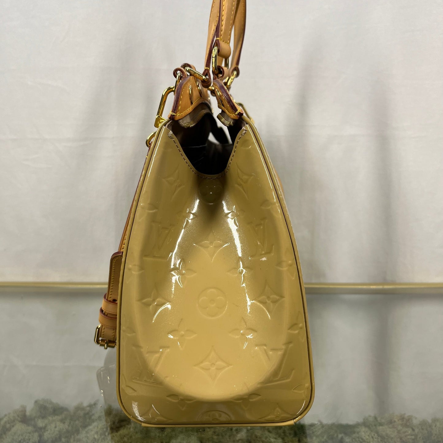 LOUIS VUITTON Vernis Brea MM Blanc Corail Crossbody