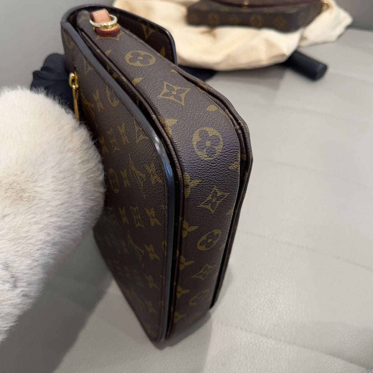 LOUIS VUITTONShoulder Bag