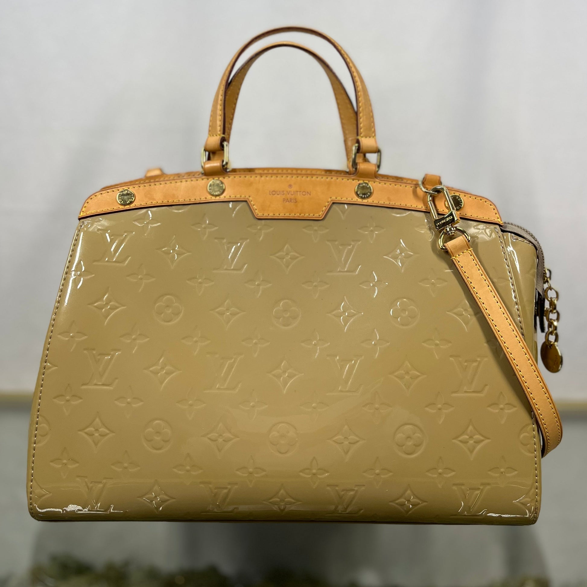 LOUIS VUITTON Vernis Brea MM Blanc Corail Crossbody