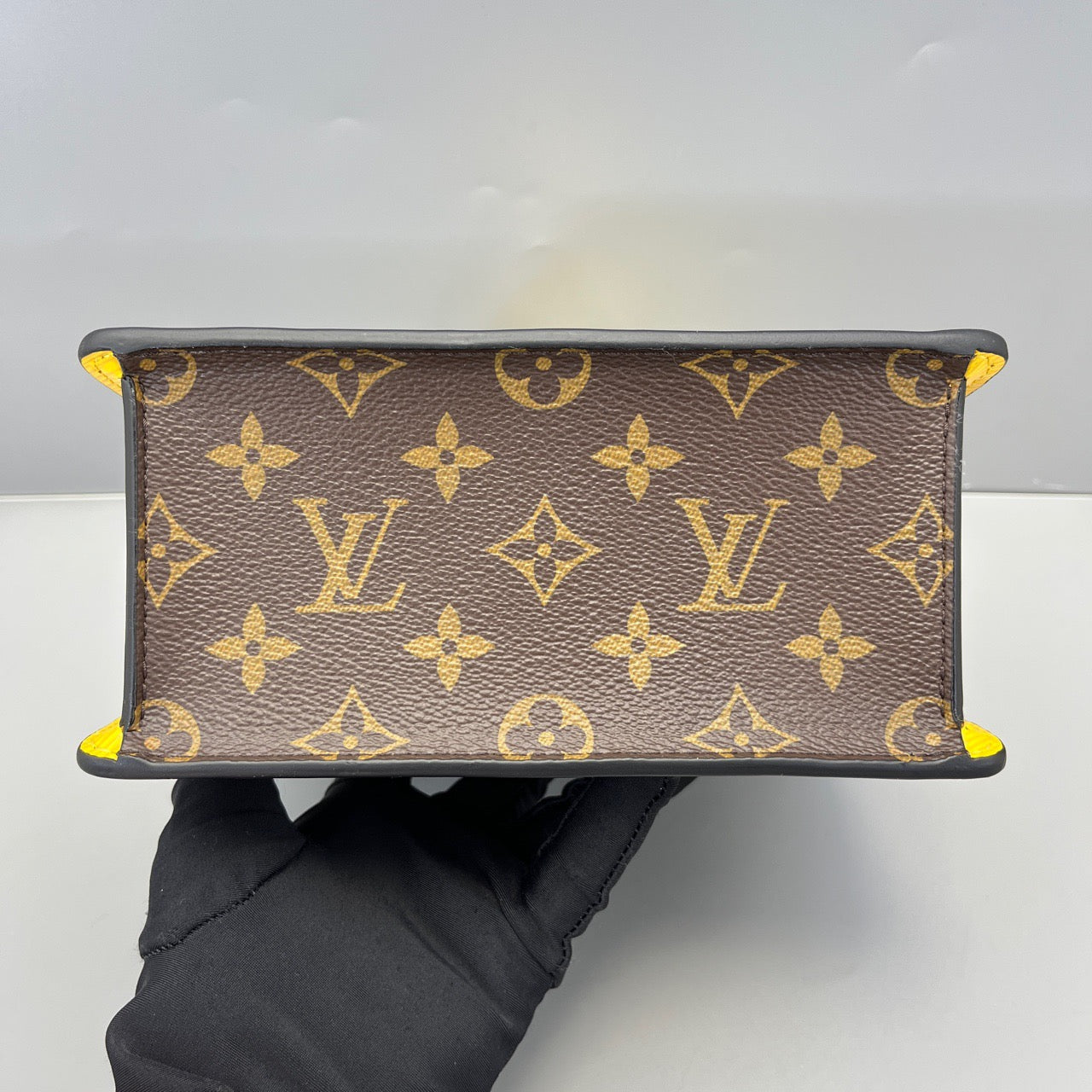 LOUIS VUITTONShoulder Bag