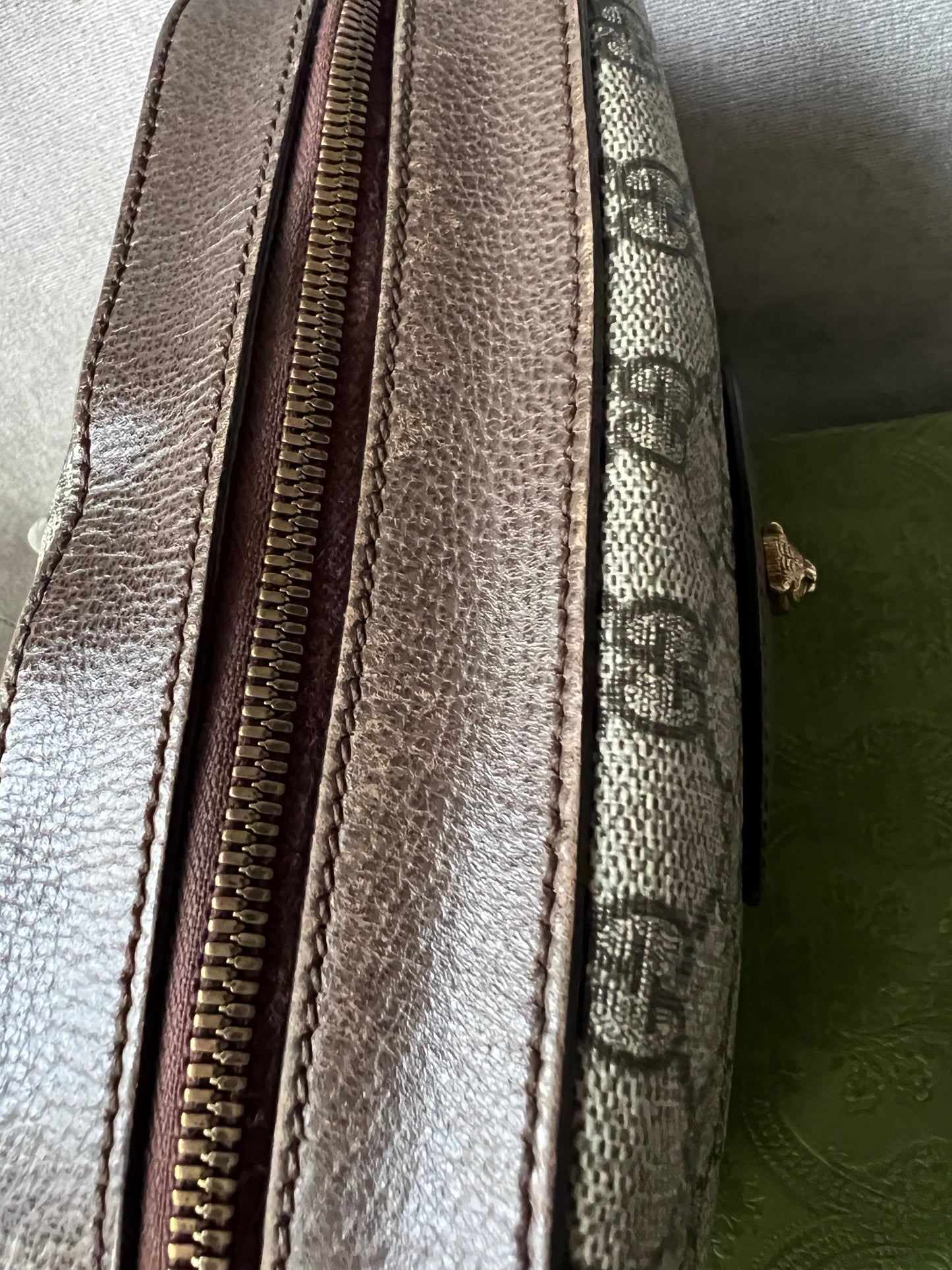 Gucci Neo  GG Supreme Messenger Bag (RRP £1060)