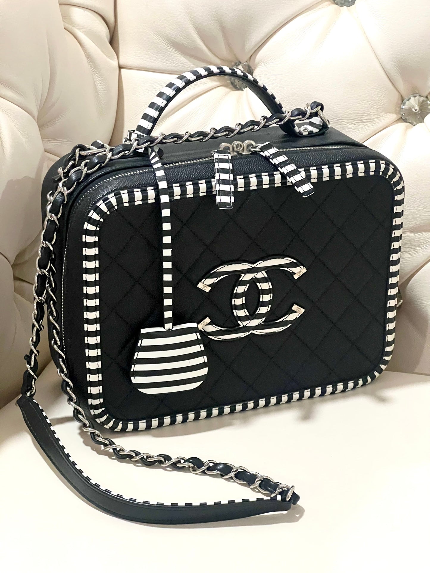 CHANEL CAVIAR QUILTED MEDIUM CC FILIGREE VANITY CASE Shoulder Bag