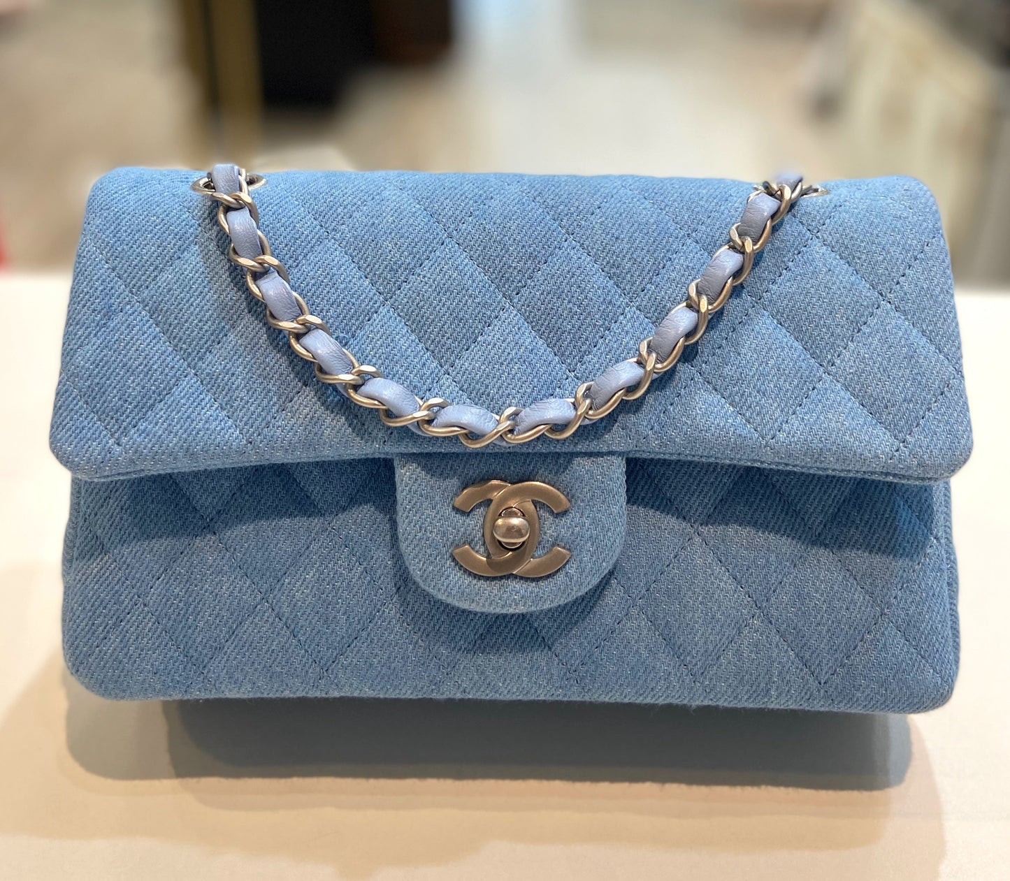 CHANEL QUILTED MEDIUM CLASSIC DOUBLE FLAP BAG